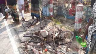 3 killed as truck hits rickshaw-van on Khulna-Mongla highway