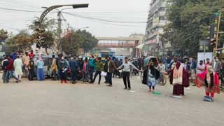 Students of 7 DU-affiliated colleges block Nilkhet intersection as exam postponed