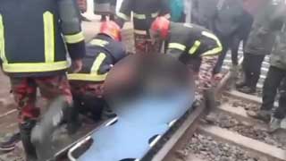 College student jumps off moving train, crushed under its wheels