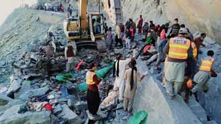 Bus crash kills 16 in northern Pakistan