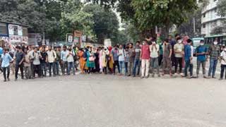 Students of 7 colleges affiliated to DU block Nilkhet