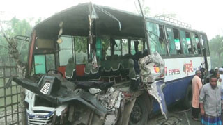 2 killed as picnic bus crashes into truck in Bagerhat