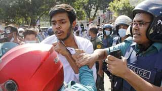 Police charge batons to disperse medical students’ demo at Shahbagh