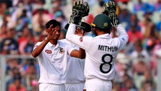 Battered and bruised Bangladesh make it to Day 3