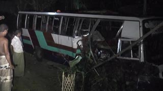 6 killed as bus collides with tractor in Gaibanda