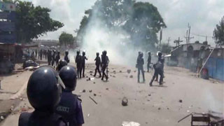 Police-RMG workers’ clash leaves 25 injured in Narayanganj