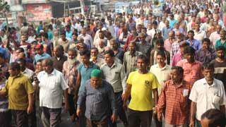 Jute mill workers block road in Rajshahi