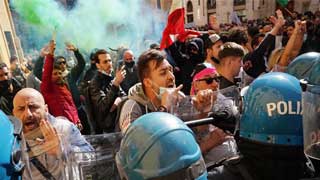 Traders clash with police in Rome lockdown protest