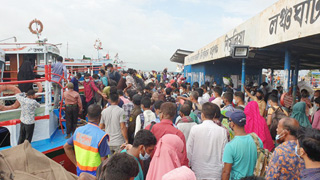 Shimulia ferry ghat sees huge crowds of homebound people