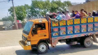 People continue to leave Dhaka in goods-carrying vehicles