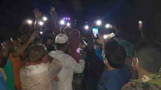 Coronavirus: Unemployed locals seeking food aid demonstrate in Jessore