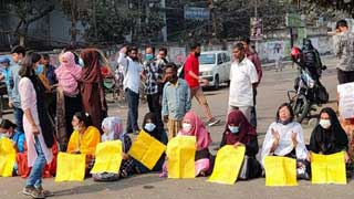 Students of seven DU-affiliated colleges block Nilkhet crossing