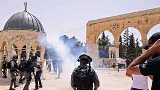 Israeli police attack worshippers at Al Aqsa Mosque