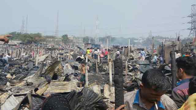 Hundreds’ of shanties gutted in fire at Mirpur