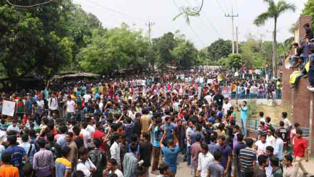 Students block Dhaka-Rajshahi highway