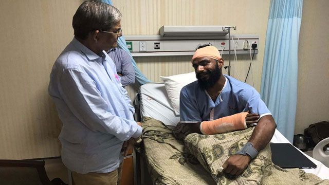 Alamgir visits injured photojournalist Ahad