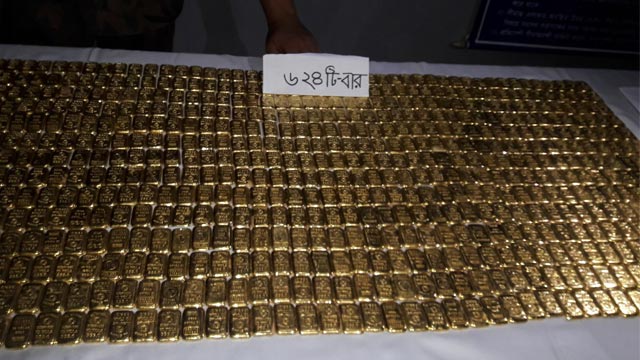 One held with 624 gold bars at Benapole