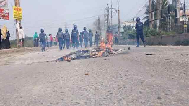 15 hurt as RMG workers clash with cops in N’ganj
