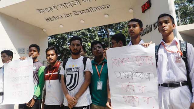 Protest at DRMC, students give 72-hr ultimatum to Prothom Alo authorities