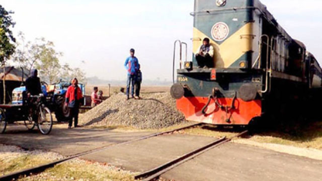 700 level-crossings in railway west zone lack gatemen