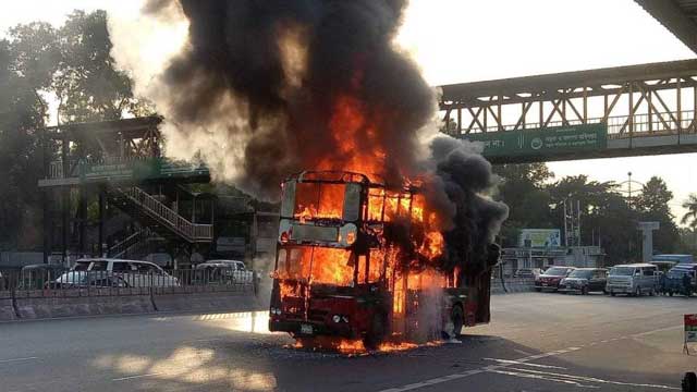 2 buses catch fire in Dhaka   