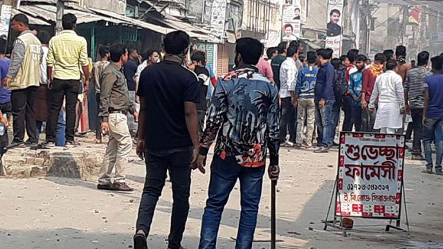 30 injured in AL, BNP clash in Sirajganj