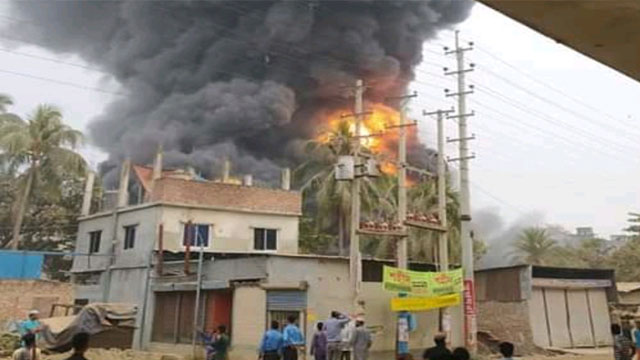 One dead, 30 suffer burns in Keraniganj factory fire