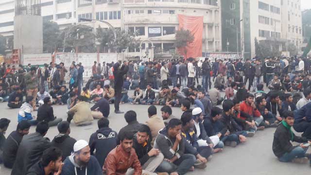 DU students block Shahbagh seeking city polls deferment