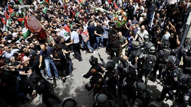 Israeli police beat mourners at funeral of slain Palestinian journalist Shireen Abu Akleh