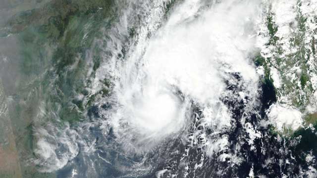 Cyclone Hamoon starts making landfall on Bangladesh coast