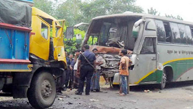 5 killed as bus collides with truck in Cumilla