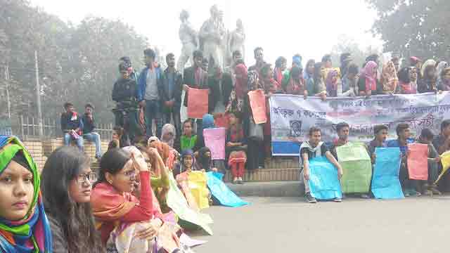 DU students block roads demanding dissociation of 7 colleges