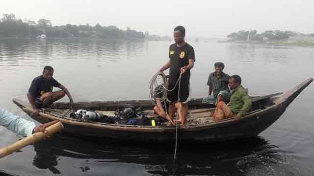 5 missing in boat capsize