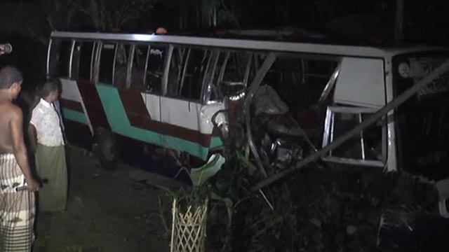 6 killed as bus collides with tractor in Gaibanda