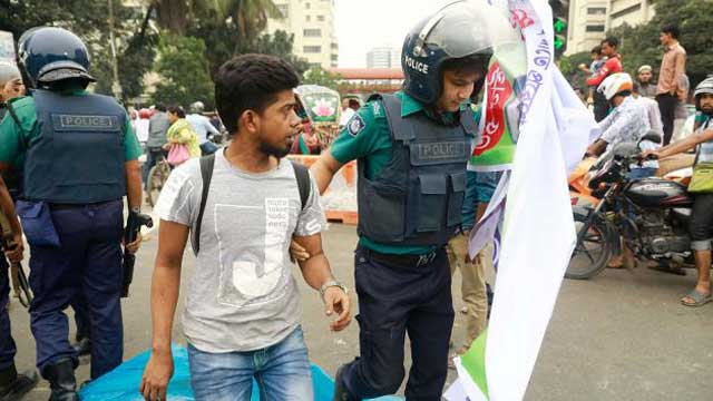 Cops disperse govt job seekers at Shahbagh, 4 held