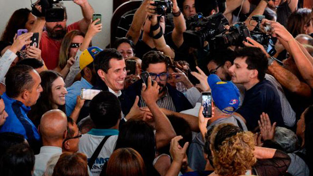 Venezuela opposition 'has met military', says Juan Guaidó