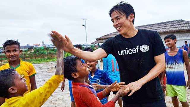 Japanese footballer Hasebe visits Rohingya camps