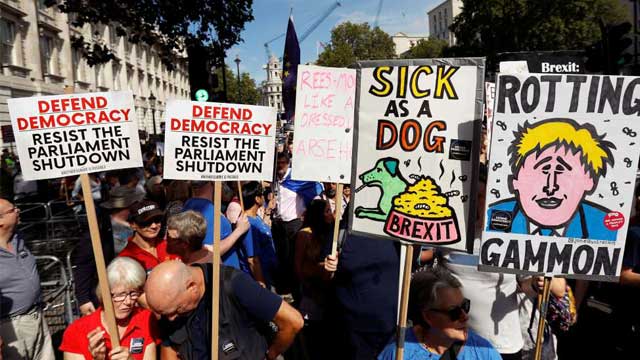 Brexit: Thousands protest Johnson move to suspend Parliament