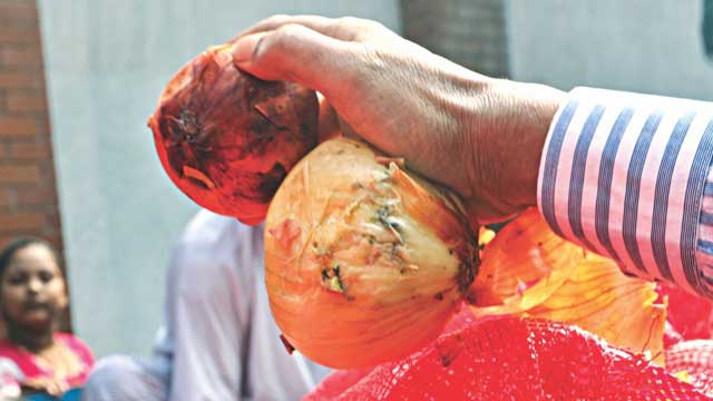 India desperate to dump unwanted imported onion on Bangladesh