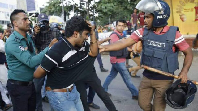 Police attack jobseekers, 10 injured