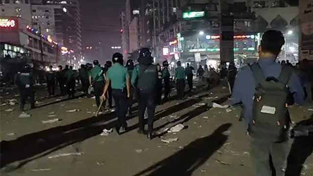 প্রথম আলোর সামনে অবস্থানকারীদের সরাতে টিয়ারশেল-সাউন্ড গ্রেনেড নিক্ষেপ