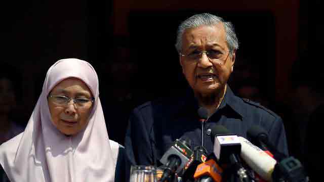 King agrees to pardon Anwar immediately: Mahathir