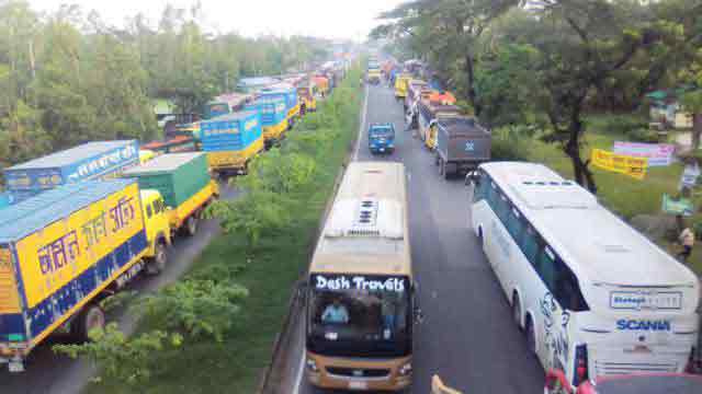 Long tailback on Dhaka-Chattogram highway