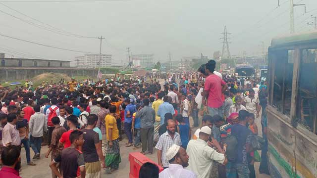 Locals block Dhaka-Ctg highway protesting accident at Kanchpur