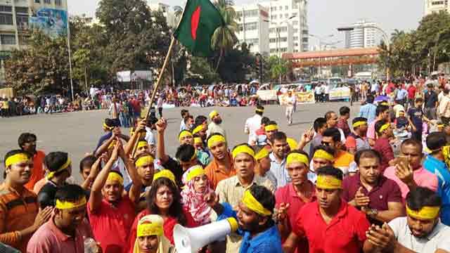 Govt job seekers block Shahbagh for raising age limit to 35