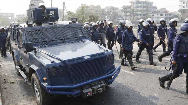 30 injured in fresh worker-police clash