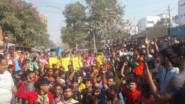 Anxious slum dwellers block roads in Dhaka's Bhashantek