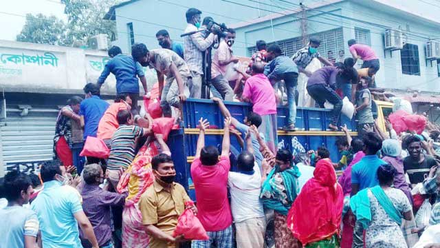 Needy people snatch relief materials from truck 
