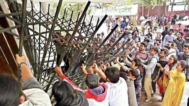 DU students besiege VC office