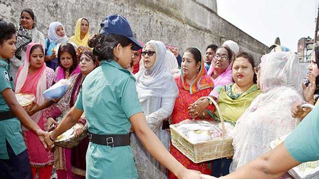Relatives with iftar items denied meeting Khaleda Zia